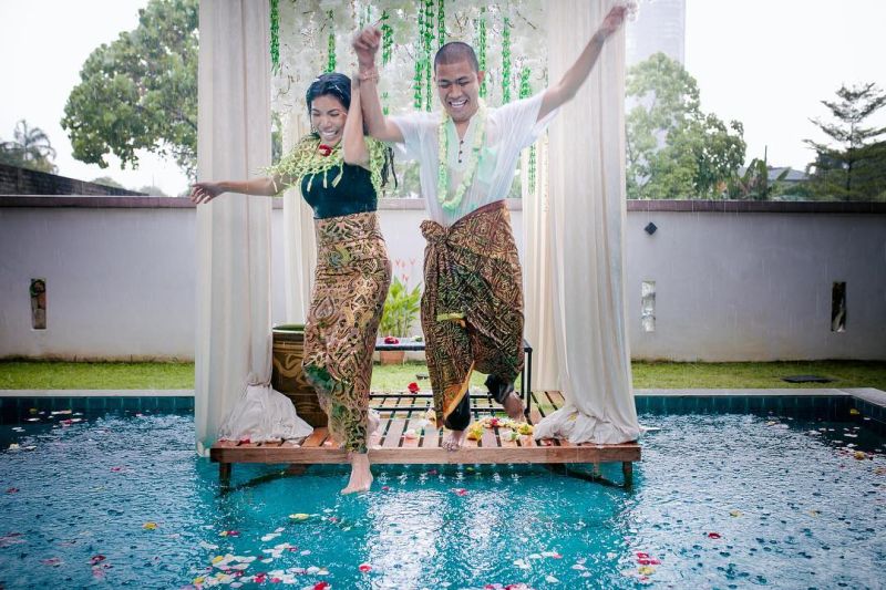 Betty and Ardy take the plunge during a bathing ritual. – Picture from Instagram (@bettyrahmad)