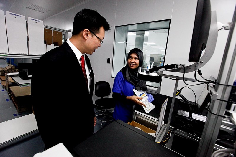 Deputy Minister of International Trade and Industry Datuk Chua Tee Yong (left) speaking with a Boston Scientific worker  at Batu Kawan, Seberang Prai February 5, 2018. — Picture by Sayuti Zainudin 