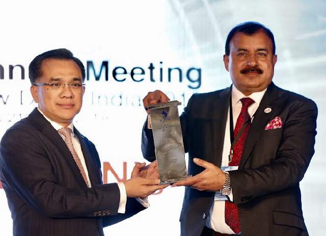 CGC president and CEO Datuk Mohd Zamree Mohd Ishak (left) receiving the u00e2u20acu02dc2018 Outstanding CEOu00e2u20acu2122 award by the ADFIAP from the latter's chairman Shivjee Roy Yadav February 20, 2018. u00e2u20acu201d Picture courtesy of CGC Malaysia