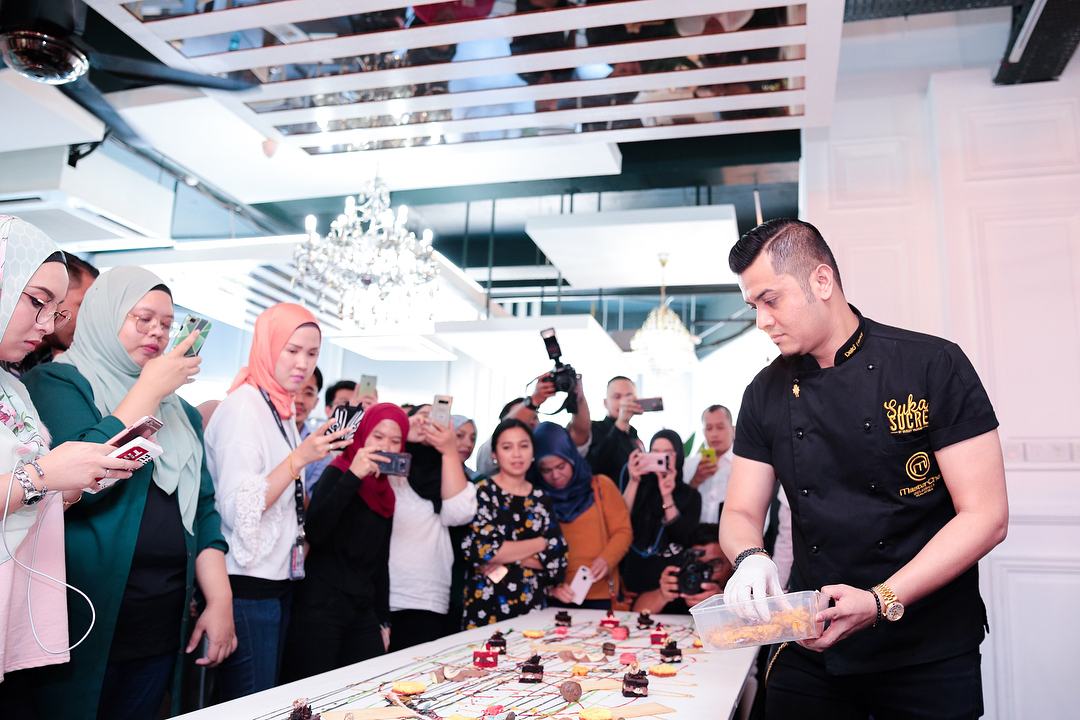 Fazley prepares his latest dessert Sweet Table for members of the media. u00e2u20acu201d Picture from Instagram (@fazleyyaakob)n