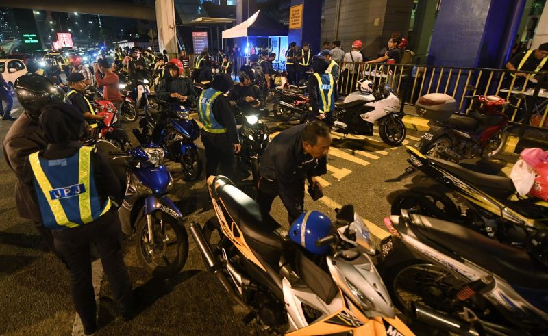 Anggota Jabatan Pengangkutan Jalan (JPJ) membuat pemeriksaan atas pemandu motorsikal dalam Operasi Khas Motorsikal Sempena Tahun Baru Cina siri 4/2018 (TBC) di Bangsar semalam, 19 Februari 2018. u00e2u20acu2022 Foto Bernama
