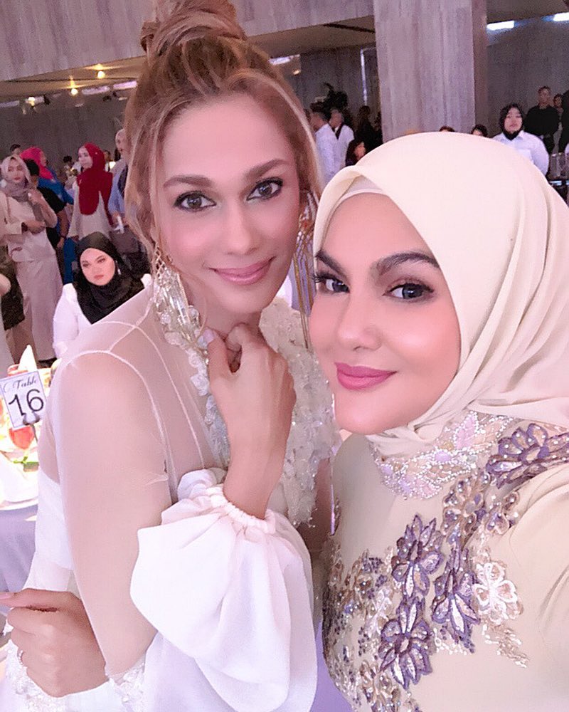 Kavita and Umie at the white-themed wedding. – Picture from Instagram (@kavita_sidhu)