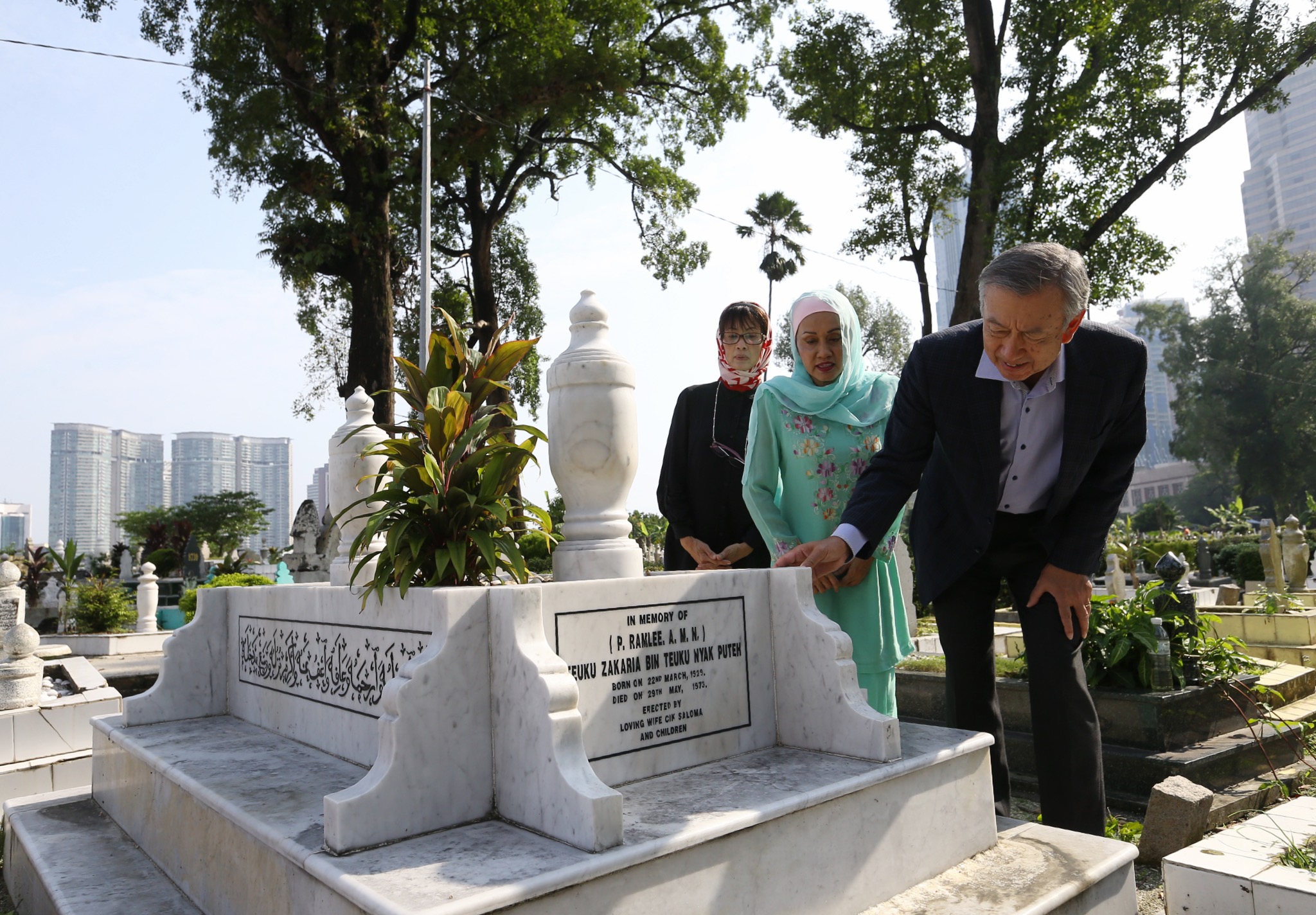 Miyagawa paying tribute while Rozita (left) and Shashah offer prayers at P. Ramlee's grave. u00e2u20acu201c Picture by Zuraneeza Zulkifli