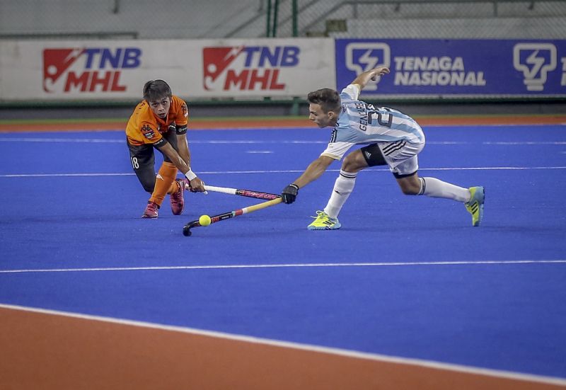 Malaysiau00e2u20acu2122s Faiz Helmi Jali (left) in action against Argentinau00e2u20acu2122s Ladislao Giancarelli at the Bukit Jalil Hockey Stadium February 27, 2018. u00e2u20acu201d Picture by Firdaus Latif