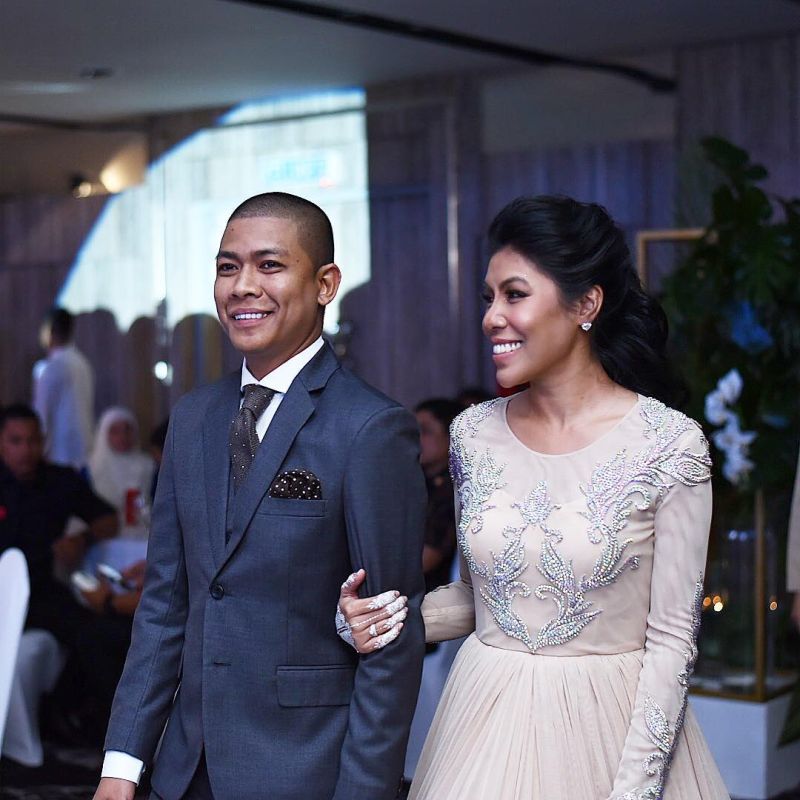 The bride and groom in their second wedding outfits. – Picture from Instagram (@merahitampictures)