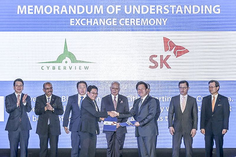Datuk Seri Najib Razak (centre) witnesses the exchange of two Memorandums of Understanding (MoU) at Mandarin Oriental in Kuala Lumpur today, February 23, 2018. u00e2u20acu2022 Picture by Hari Anggara