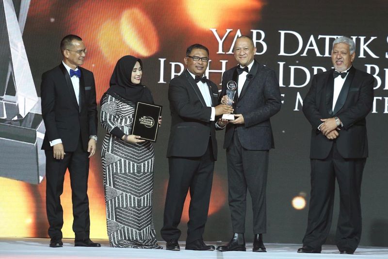 Nazri (second from right) presents the Prime Minister Award to Melaka Chief Minister Datuk Seri Idris Haron (centre). u00e2u20acu201d Picture by Azinuddin Ghazali
