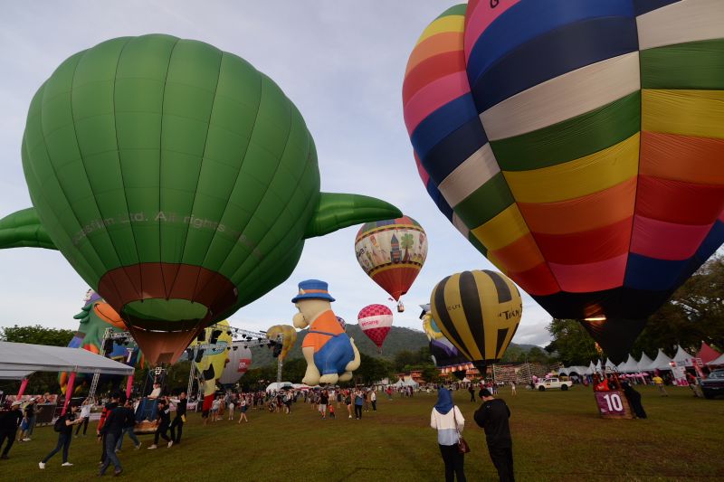 Visitors at the Hot Air Balloon Festival in George Town, February 24, 2018. u00e2u20acu2022 Picture by KE Ooi