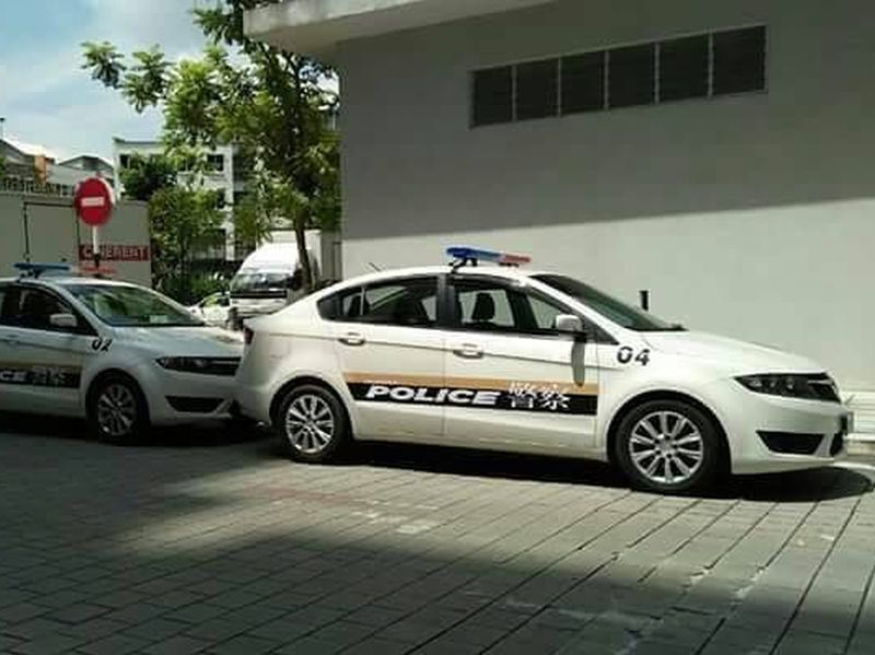 Dua kereta dengan jata polis China sebenarnya digunakan untuk pengambaran filem bertajuk 'The Original Sin'. u00e2u20acu201d Foto ihsan Facebook/Fudzail