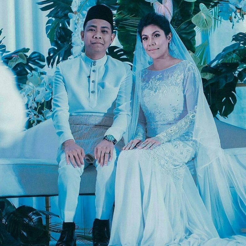 The newlyweds at their nikah ceremony last night. Betty wore a white Mimpikita wedding gown with lace details.  – Picture from Instagram (@puteri.amira.balqish)