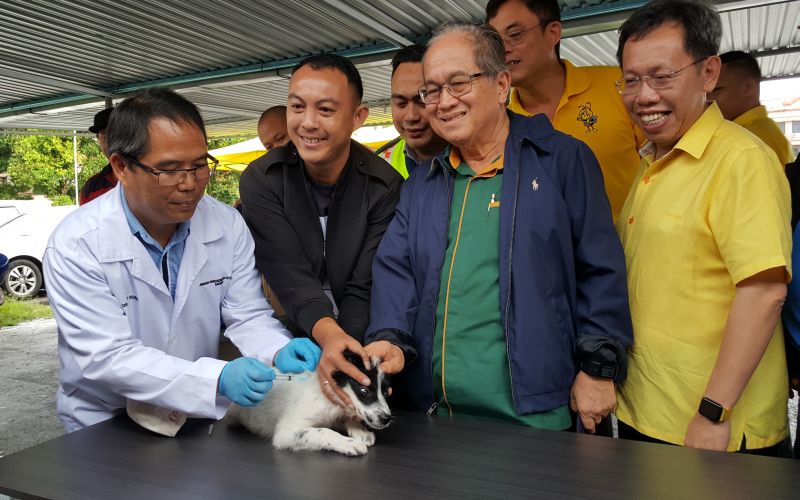 Sarawak Deputy Chief Minister Datuk Amar Douglas Uggah (second from right) watches state Veterinary Services Department director Dr Adrian Susin vaccinate a dog February 3, 2018. u00e2u20acu201d Picture by Sulok Tawie