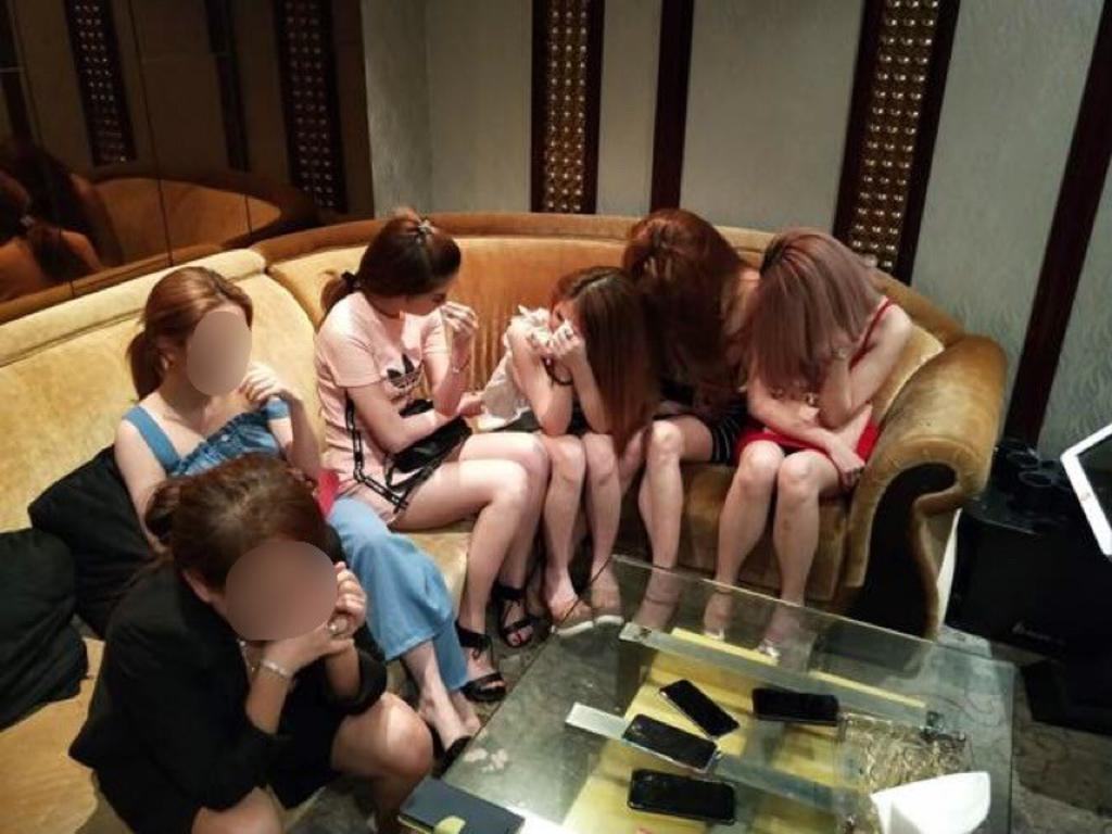 Six women aged between 19 and 40, and a 59-year-old man, have been arrested for employment-related offences during an operation conducted against public entertainment outlets on Sunday. u00e2u20acu201d SPF 