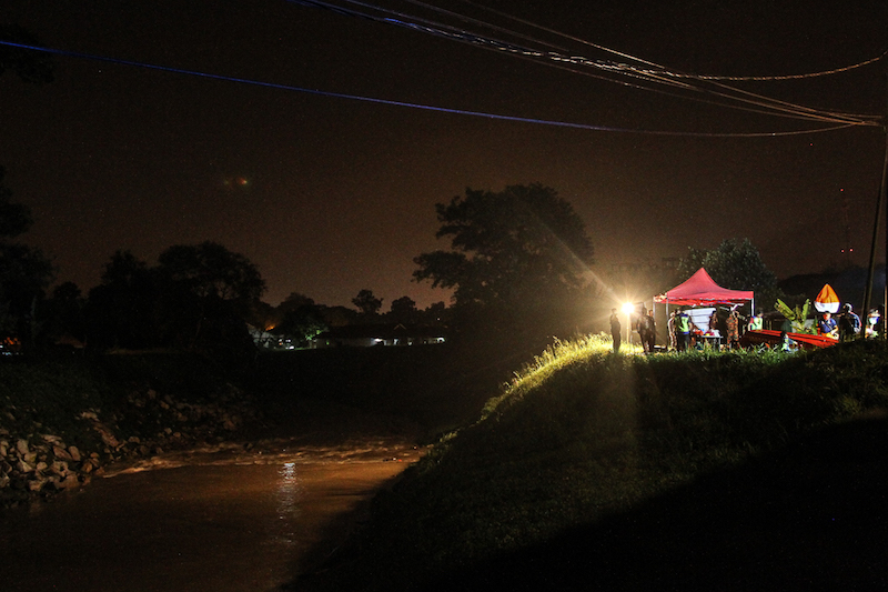 Search and rescue personnel are seen by the banks of Sungai Buloh February 19, 2018. u00e2u20acu201d Picture by Shafwan Zaidon