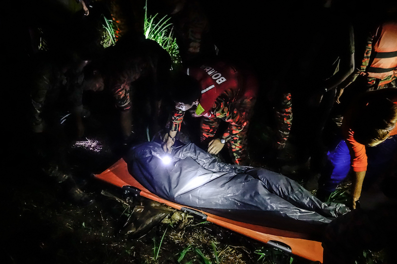 Search and rescue personnel recover a body in Sungai Buloh February 19, 2018. u00e2u20acu201d Picture by Shafwan Zaidon