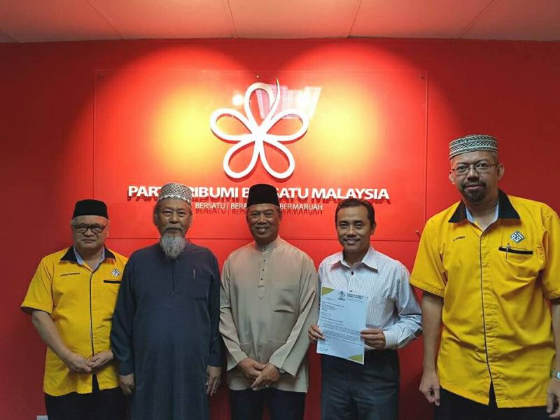 Muhyiddin (centre) is pictured with Ummah leaders. u00e2u20acu201d Picture courtesy of Aminuddin Yahaya