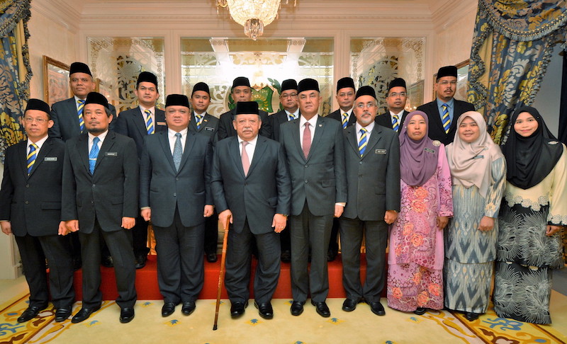Raja Perlis Tuanku Syed Sirajuddinu00c2u00a0Putra Jamalullail (centre) and Raja Muda Perlis Tuanku Syed Faizuddin Putra Jamalullail (3rd right, front) pose with the heads of department at Istana Arau, Perlis March 6, 2018. u00e2u20acu201d Bernama pic