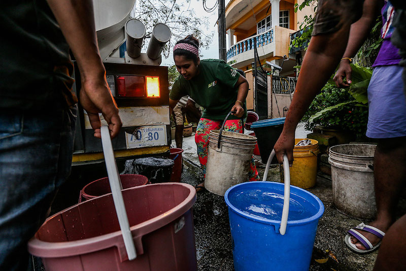Residents from Taman Tasek Tambahan in Ampang fill their pails with water following the water disruption in the Klang Valley, March 6, 2018.  u00e2u20acu201d Picture by Hari Anggara