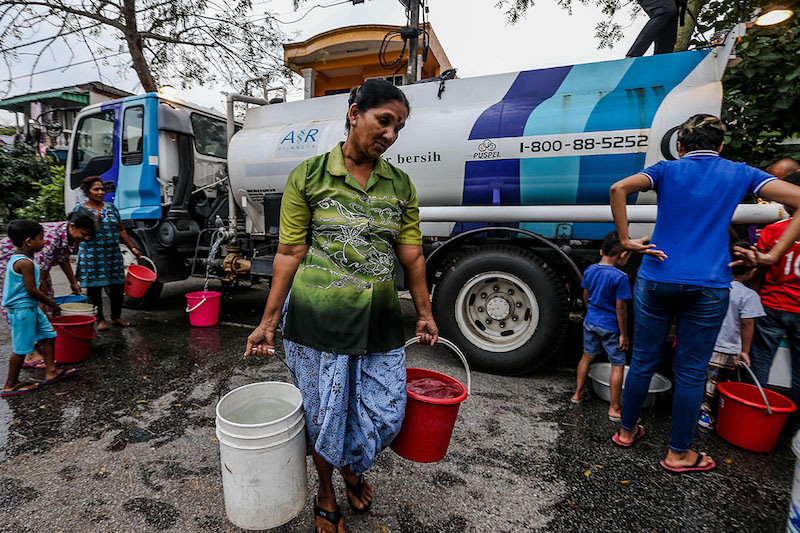 Residents from Taman Tasek Tambahan in Ampang fill their pails with water following the water disruption in the Klang Valley, March 6, 2018.  u00e2u20acu201d Picture by Hari Anggara