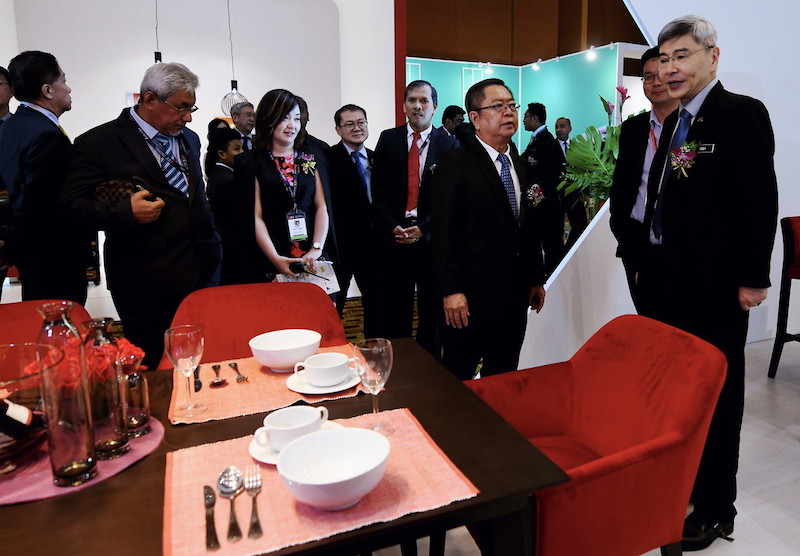 Minister of Plantation Industries and Commodities Datuk Seri Mah Siew Keong (right) visiting the Export Furniture Exhibition (EFE) 2018 at KLCC, March 9, 2018. MFC Presidentu00c2u00a0Chuau00c2u00a0Chunu00c2u00a0Chai is also seen second from right. u00e2u20acu201d  Bernama pic