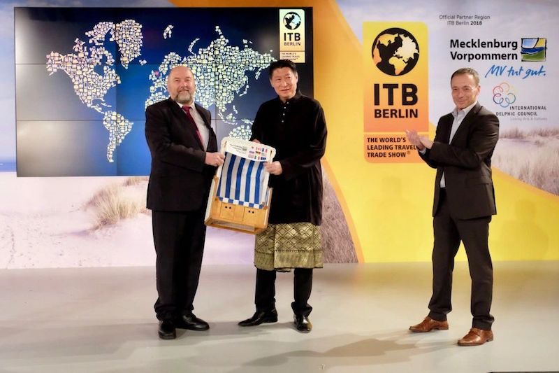 Harry Glawe, Economics Minister of Mecklenburg-Verpommern region of Germany, handing over the symbolic partnership task to Tourism Malaysia chairman Datuk Siew Ka Wei at ITB Berlin March 11, 2018. u00e2u20acu201d Picture courtesy of Siew Ka Wei