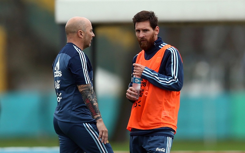 Argentina's head coach Jorge Sampaoli talks to Lionel Messi during a training session ahead of the match against Uruguay in Buenos Aires August 28, 2017. u00e2u20acu201d Reuters pic