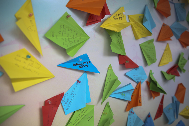 People leave messages on paper plane during the 4th annual remembrance event at the Publika in Kuala Lumpur March 3, 2018. — Picture by Yusof Mat Isa