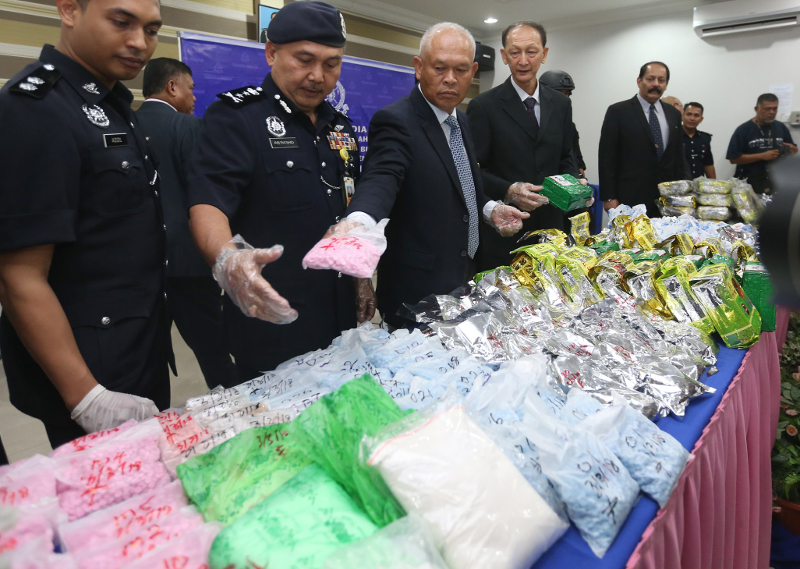 Federal Narcotics Crime Investigations Department (NCID) director Commissioner Datuk Seri Mohmad Salleh (3rd left) shows the drugs seized from the syndicate members in Kajang March 5, 2018. u00e2u20acu201d Picture by Abdul Razak Ghazalin