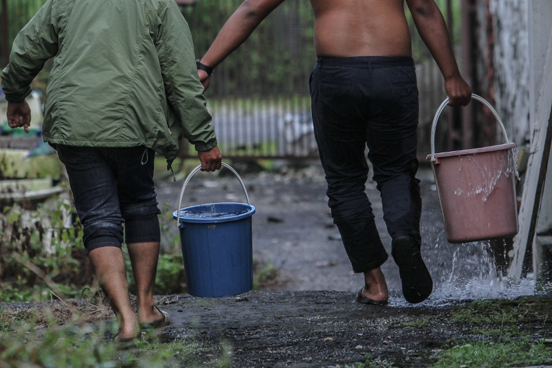 Residents of Taman Cheras Indah carry buckets of water as a preparation of water disruption in Klang Valley March 5, 2018. u00e2u20acu201d Picture by Shafwan Zaidon
