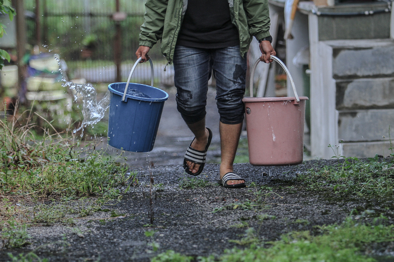 A resident of Taman Cheras Indah is seen carrying buckets of water as a preparation of water disruption in Klang Valley March 5, 2018. u00e2u20acu201d Picture by Shafwan Zaidon