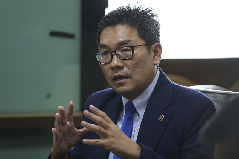 Sim Tze Tzin giving a press conference on March 7, 2018. u00e2u20acu201d Picture by Azneal Ishak