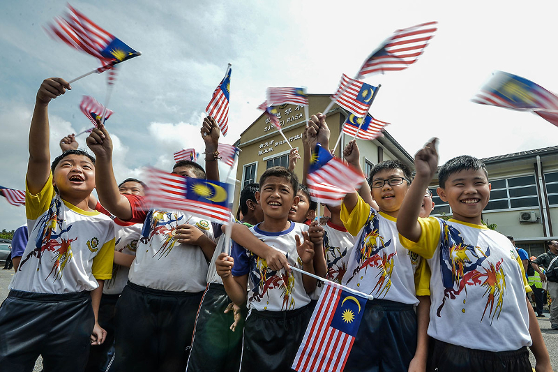Students of Sekolah Jenis Kebangsaan Cina Rasa wait for Prime Minister Najib Razak's arrival to officiate the school's additional building in Hulu Selangor March 7, 2018. — Picture by Hari Anggara