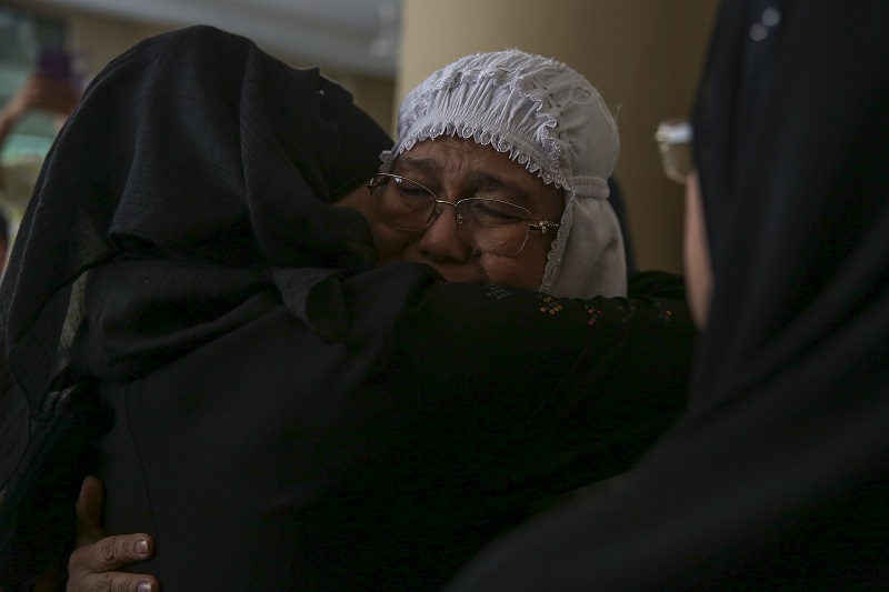 Puan Sri Nila Inangda Manjam Kesuma (in white) reacts during her late husband Tan Sri Sanusi Junid's funeral at Masjid Saidina Umar Al Khatab in Kuala Lumpur March 9, 2018. u00e2u20acu201d Picture by Yusof Mat Isa