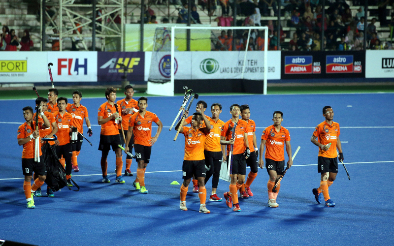 Malaysian players acknowledge the crowd after their defeat. u00e2u20acu201d Picture by Farhan Najib Yusoff  
