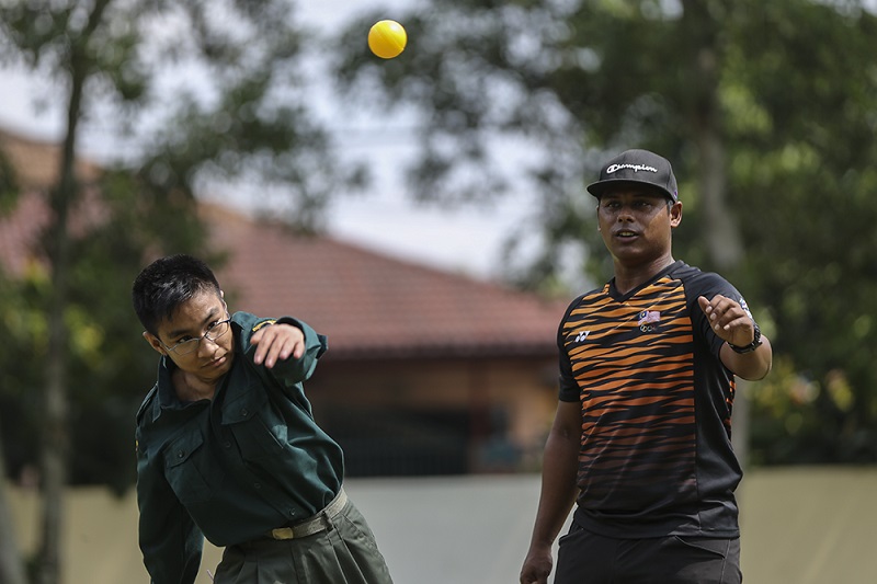 Syazrul Ezat Idros observes the bowling action of student Muhammad Farizuddin Arzahari who said: “I will try my best to be on the team.” 