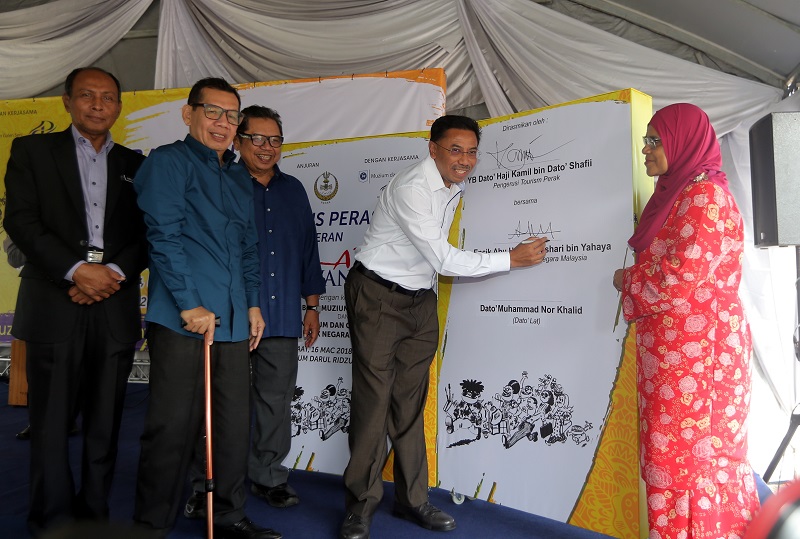 Bank Negara Assistant Governor Abu Hassan Alshari Yahaya (centre) at the launch of the Financial Literacy exhibition at Muzium Darul Ridzuan in Ipoh March 16, 2018. u00e2u20acu201d Picture by Farhan Najib