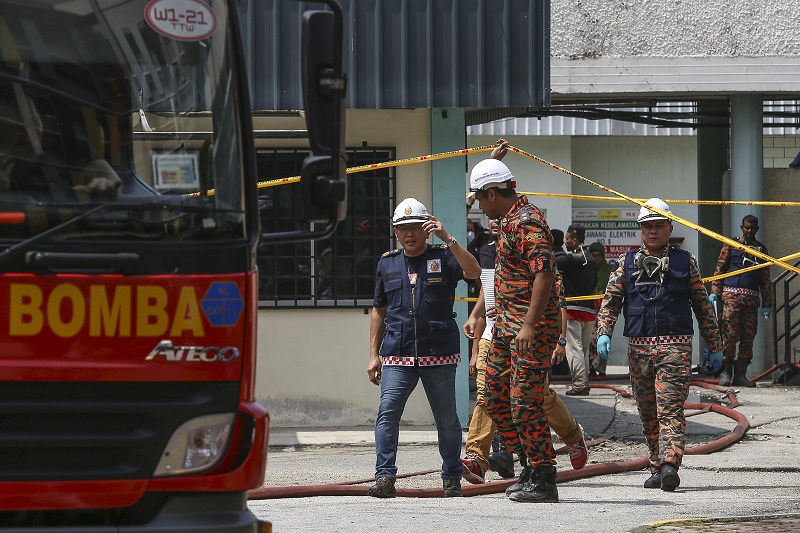 Kuala Lumpur Fire and Rescue Department director Khairudin Drahman (left) is pictured outside the forensic department at Kuala Lumpur General Hospital March 17, 2018. u00e2u20acu201d Picture by Yusof Mat Isa
