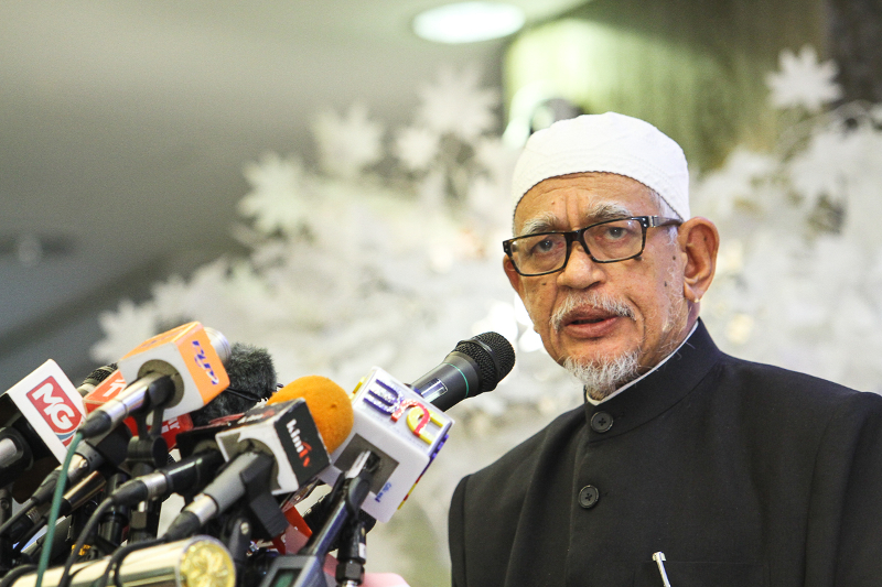 PAS president Seri Haji Abdul Hadi Awang speaks during the Syarahan Perdana and Malaysia Sejahtera manifesto launch by Gagasan Sejahtera at Astana Banquet Hall, Cyberjaya March 18, 2018. u00e2u20acu201d Picture by Shafwan Zaidon