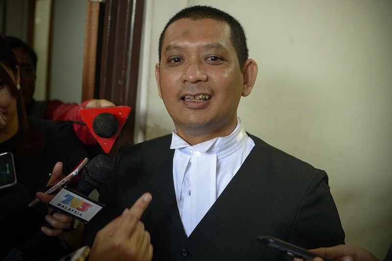 Selangor prosecution head Muhamad Iskandar Ahmad speaks to reporters at the Shah Alam High Court March 21, 2018. u00e2u20acu201d Picture by Mukhriz Hazim