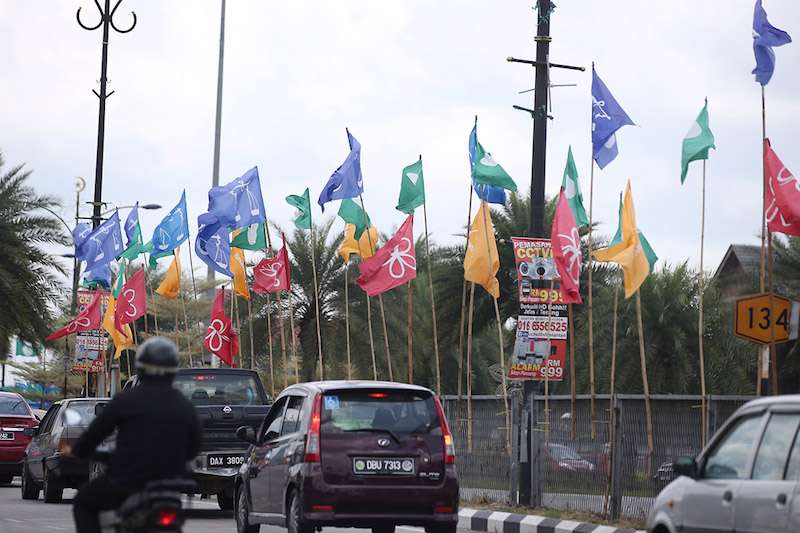 The flags of several parties are seen along the Wakaf Bharu-Tumpat road in Kelantan March 23, 2018. u00e2u20acu201d Picture by Azinuddin Ghazali