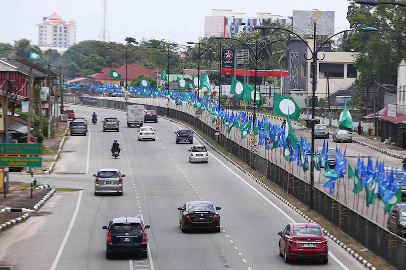The flags of several parties are seen along the Wakaf Bharu-Tumpat road in Kelantan March 23, 2018. — Picture by Azinuddin Ghazali