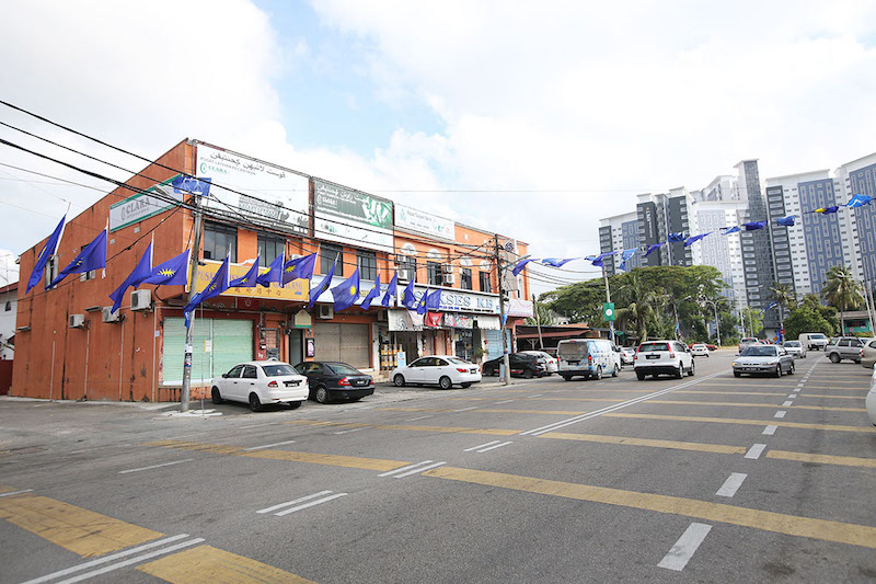 MCA flags are seen in Kota Baru, Kelantan March 23, 2018. — Picture by Azinuddin Ghazali 