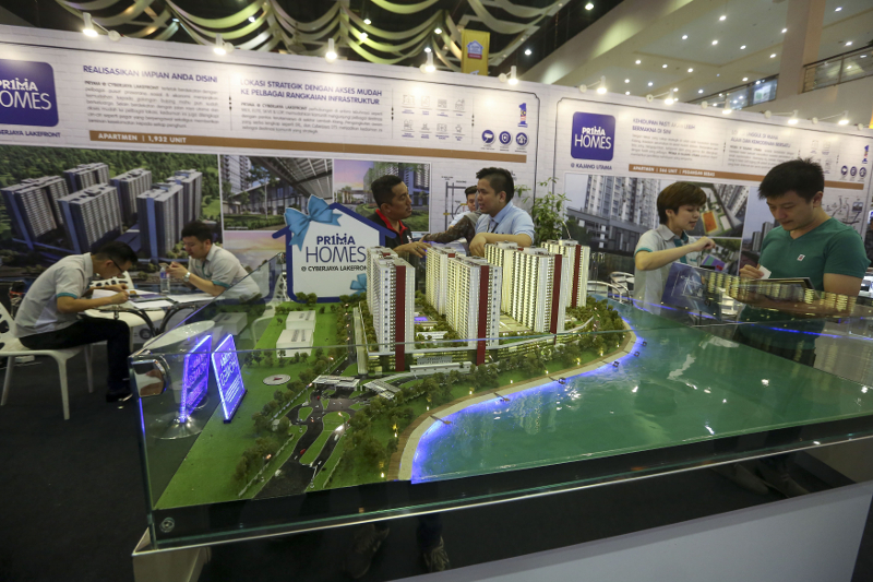 Visitors at the PR1MA expo at PWTC in Kuala Lumpur on March 24, 2018. u00e2u20acu201d Picture by Yusof Mat Isa