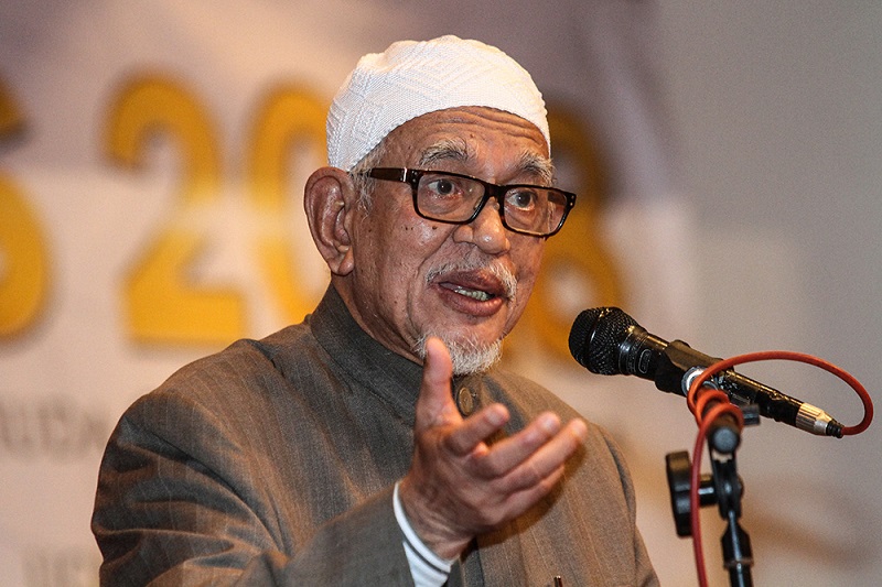 PAS president Datuk Seri Abdul Hadi Awang speaks during a youth dialogue organised by Gagasan Sejahtera in Shah Alam March 25, 2018. u00e2u20acu201d Picture by Miera Zulyana