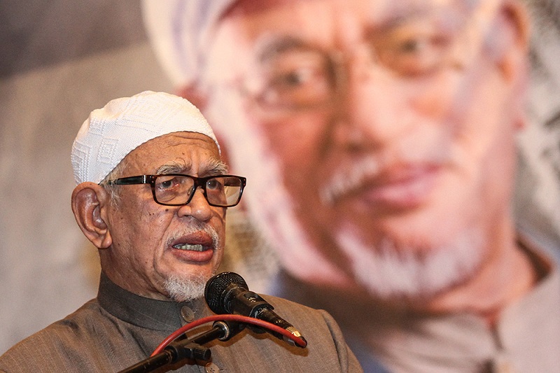 PAS president Datuk Seri Abdul Hadi Awang speaks during a youth dialogue organised by Gagasan Sejahtera in Shah Alam March 25, 2018. u00e2u20acu201d Picture by Miera Zulyana