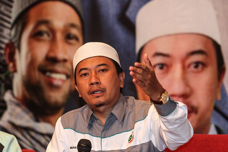 PAS Youth leader Khalil Abdul Hadi speaks during a youth dialogue organised by Gagasan Sejahtera in Shah Alam March 25, 2018. u00e2u20acu201d Picture by Miera Zulyana