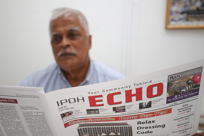 ‘Ipoh Echo’ editor Fathol Zaman Bukhari reading the first copy of the ‘Ipoh Echo’ published in 2006.