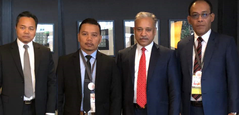 Datuk Seri Mohd Amin (second right) and Ismail Mohd Noor (right) at the World Summit Award in Vienna. u00e2u20acu201d Picture courtesy of Bestinet