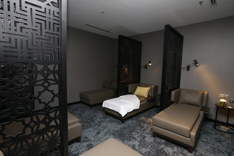 Dedicated shower rooms for guests to freshen up and a nap area complete with comfy duvets are available at the Golden Lounge.