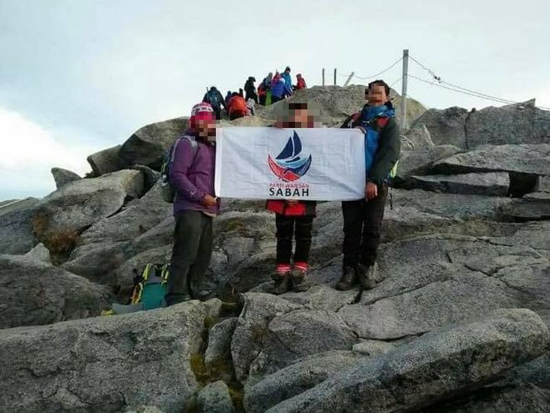 Tiga malim gunung mengibar bendera parti Warisan Sabah di puncak Gunung Kinabalu. u00e2u20acu201d  Foto ihsan Facebook/Kupi Pasta KK 