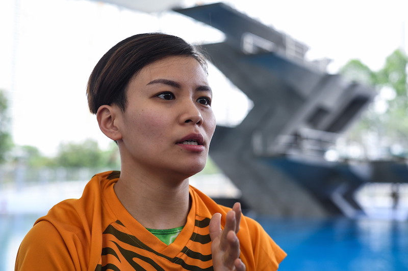 National elite diving athlete Cheong Jun Hoong speaks to reporters at the National Aquatic Centre in Bukit Jalil March 23, 2018. u00e2u20acu201d Bernama pic